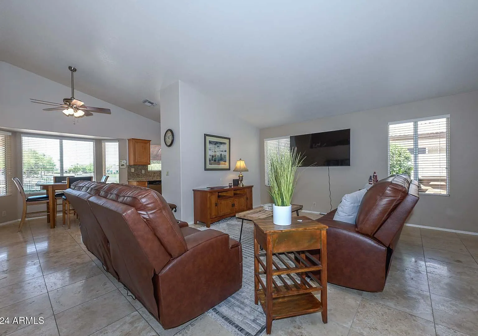 3 bed, 2.0 bath, 1295 sqft, $3,500 — Photo 4