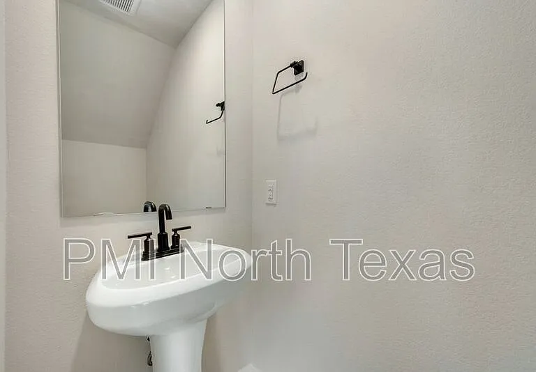 1421 Butler Ave — Photo 22