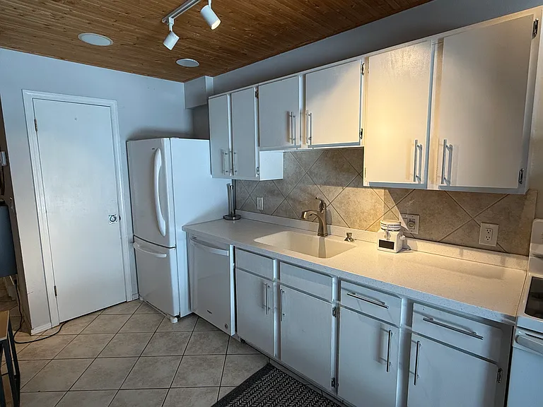 101 Forest Dr #D — Photo 4
