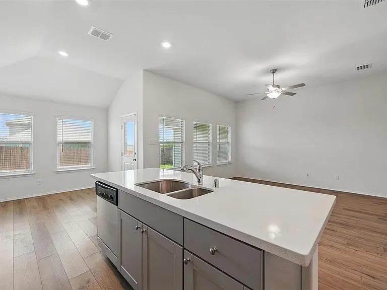 837 Amberwood Ct — Photo 9