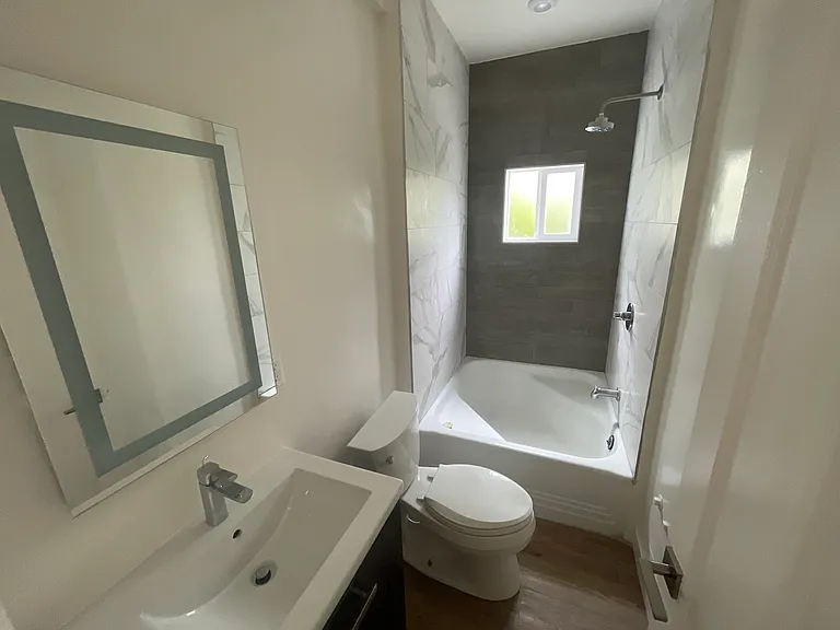 S Manhattan Pl — Photo 9