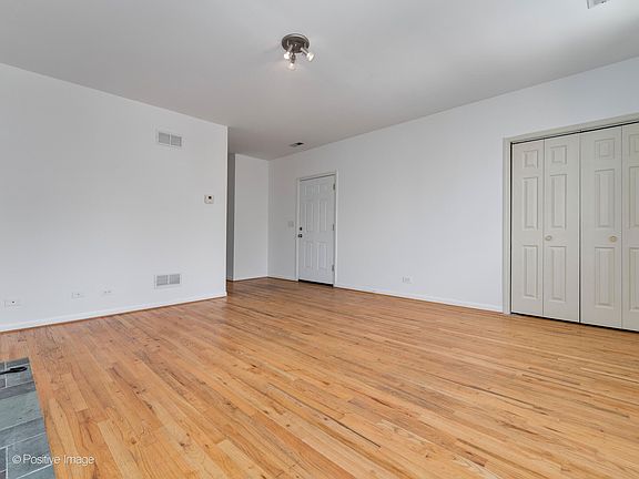 3rd image of 1643 W Le Moyne St #2