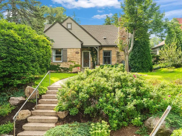 1017 Thomas Ave S, Minneapolis, MN 55405