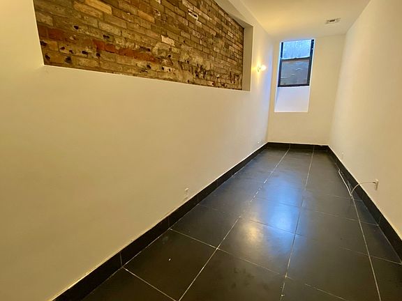 4th image of 947 Willoughby Ave #111