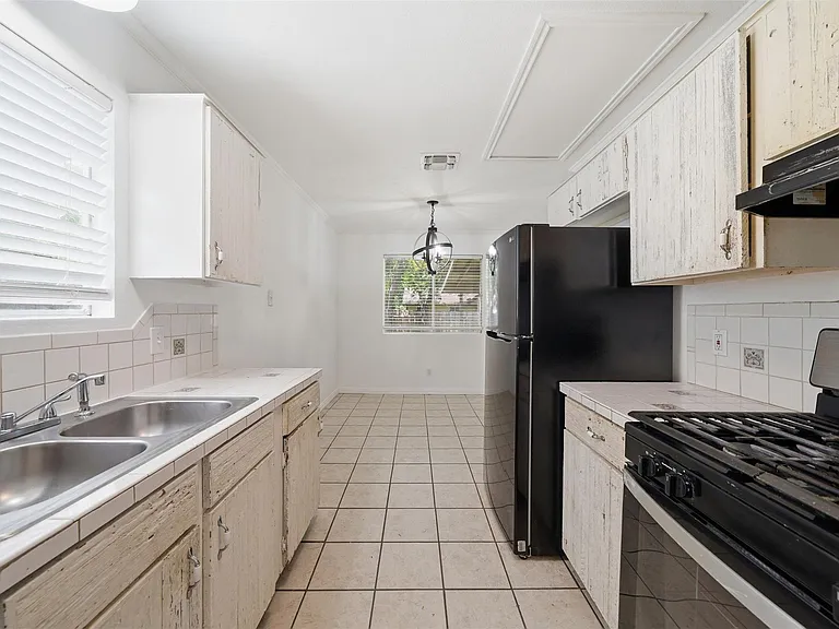 1913 Denfield Dr — Photo 10