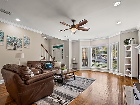 5th image of 916 Hillcrest Ct