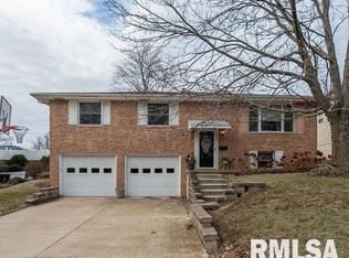 6407 N Robinwood Dr, Peoria, IL 61614