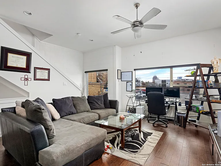 223 W Laurel — Photo 9