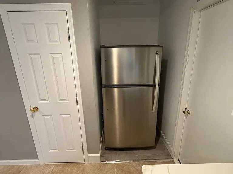 324 W Chestnut St — Photo 3