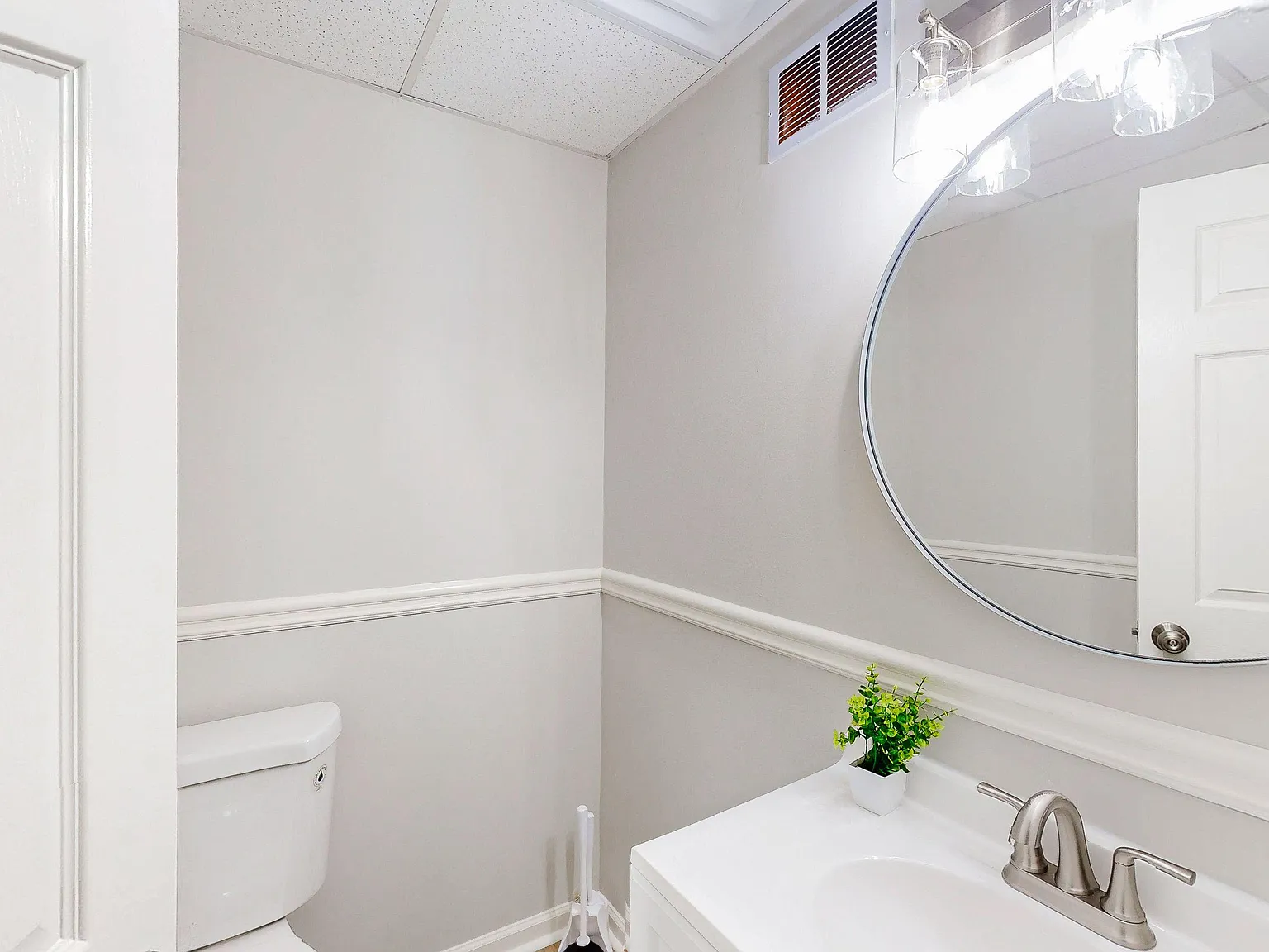 4 bed, 3.0 bath, 2700 sqft, $797 — Photo 4