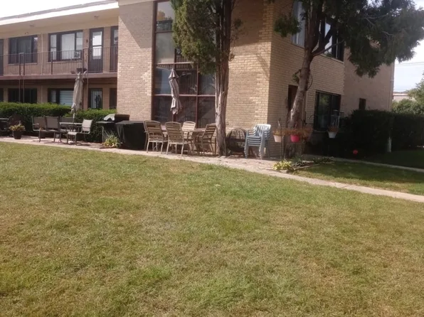 26 King Arthur Ct APT 4, Melrose Park, IL 60164