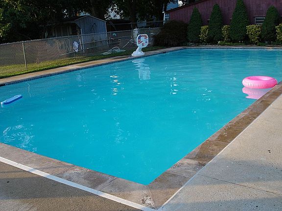 1250 sq ft Pool