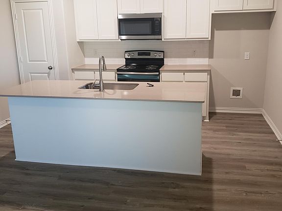 3rd image of 2919 Peony Dr