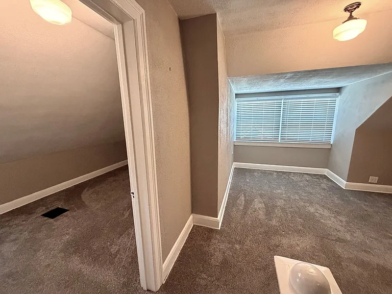1050 Edgar Ave — Photo 10