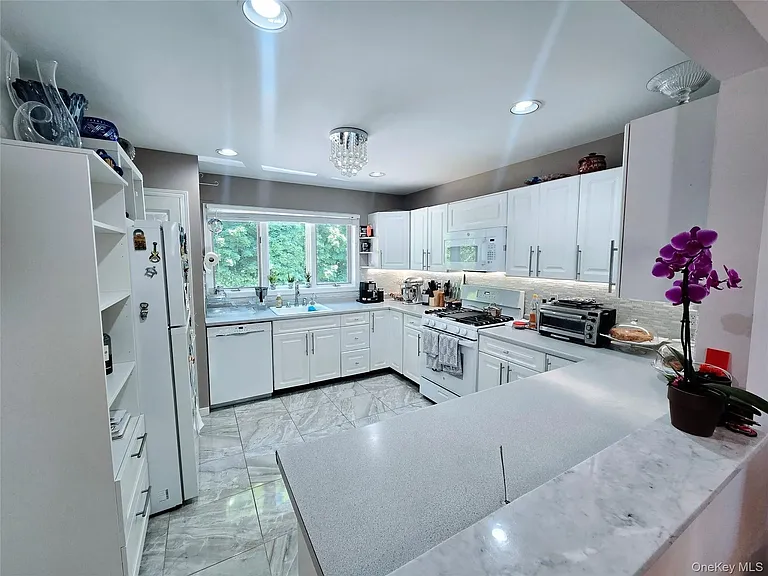 100 Chateau Ln #39 — Photo 8