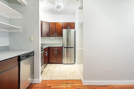 4th image of 49 W 19th St #5