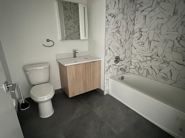 239 Freeway Dr E #5 — Photo 6