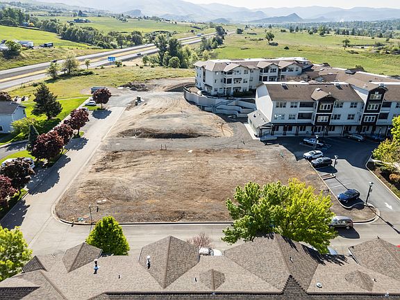 3rd image of 993 Mountain Meadows Cir