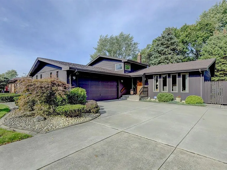 3051 Lakeside Dr — Photo 1
