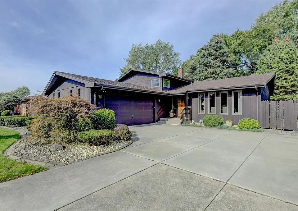 3051 Lakeside Dr