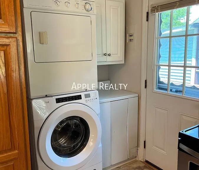 2219 Charlotte St — Photo 4