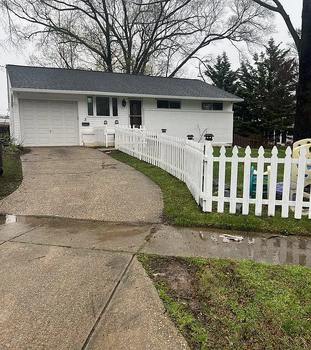 3 Lakecrest Cir