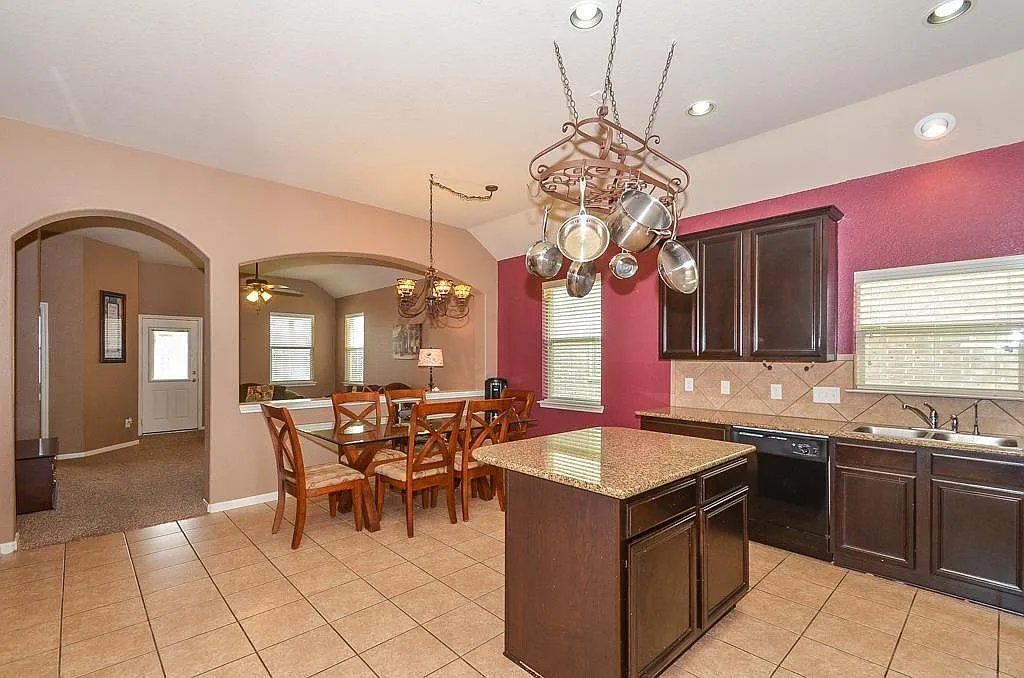 3 bed, 2.0 bath, 1756 sqft, $2,100 — Photo 4