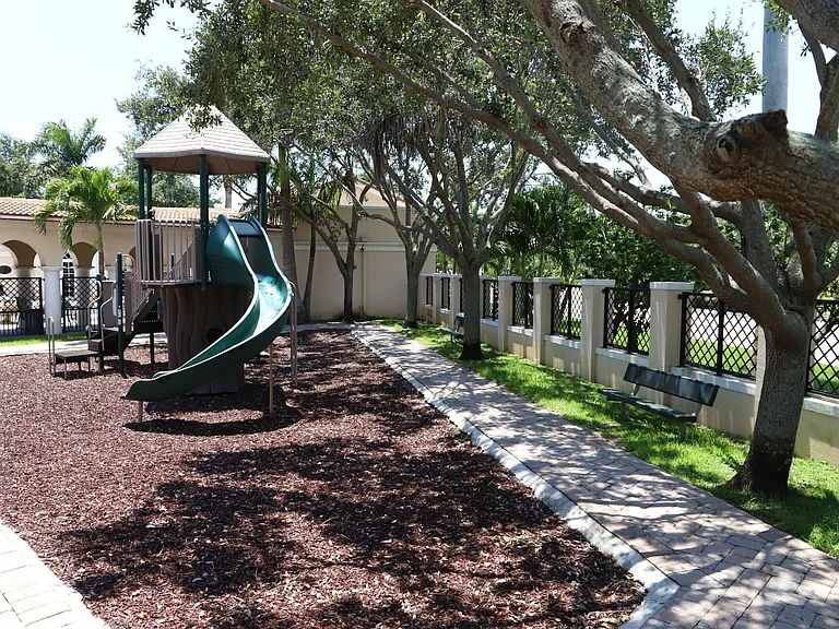 806 NW 82nd Pl — Photo 37