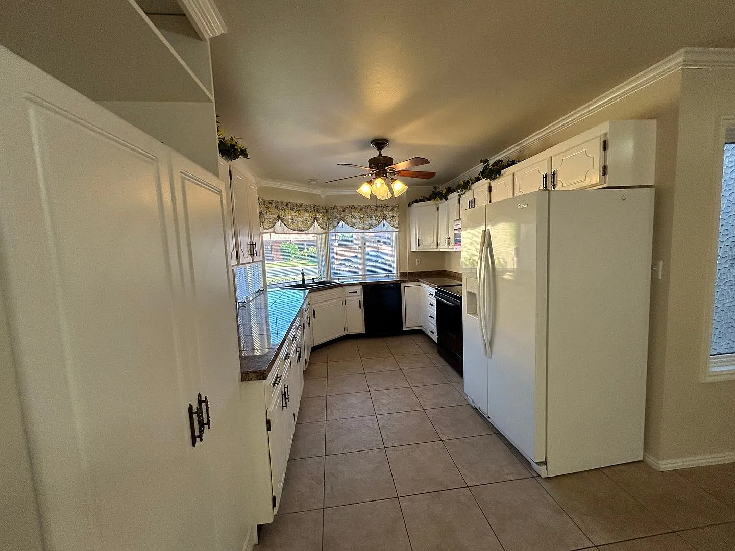 3 Bed, 2 Bath, 2 Car Garage, plus Sunroom! — Photo 4