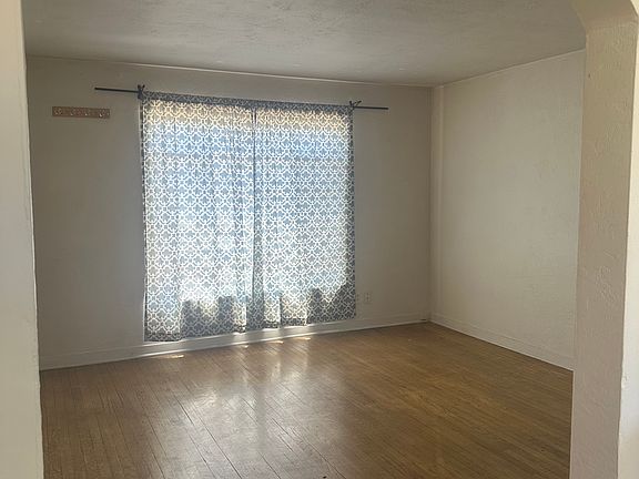3rd image of 414 1/2 Oak St NE