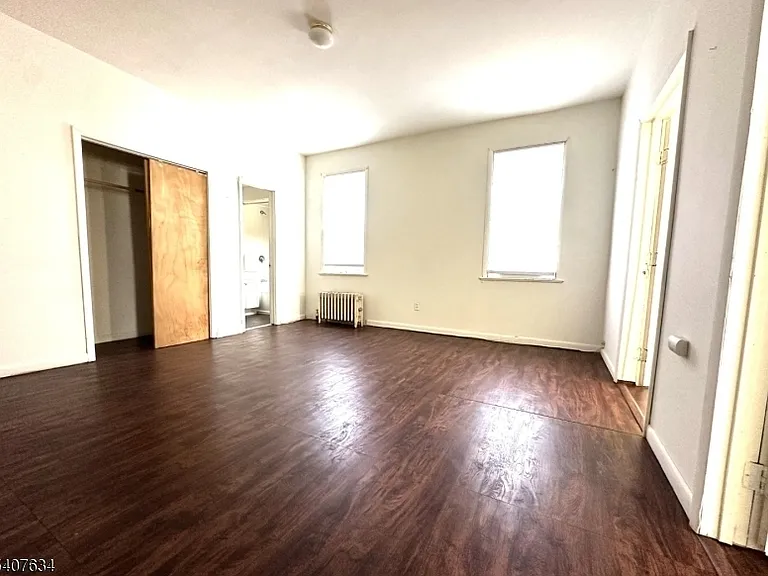 528 Valley Brook Ave — Photo 2