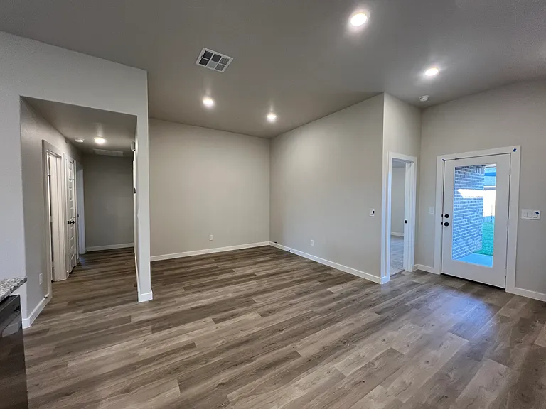 806 E 32nd St — Photo 12
