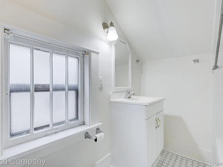 245 W Webster Ave — Photo 12
