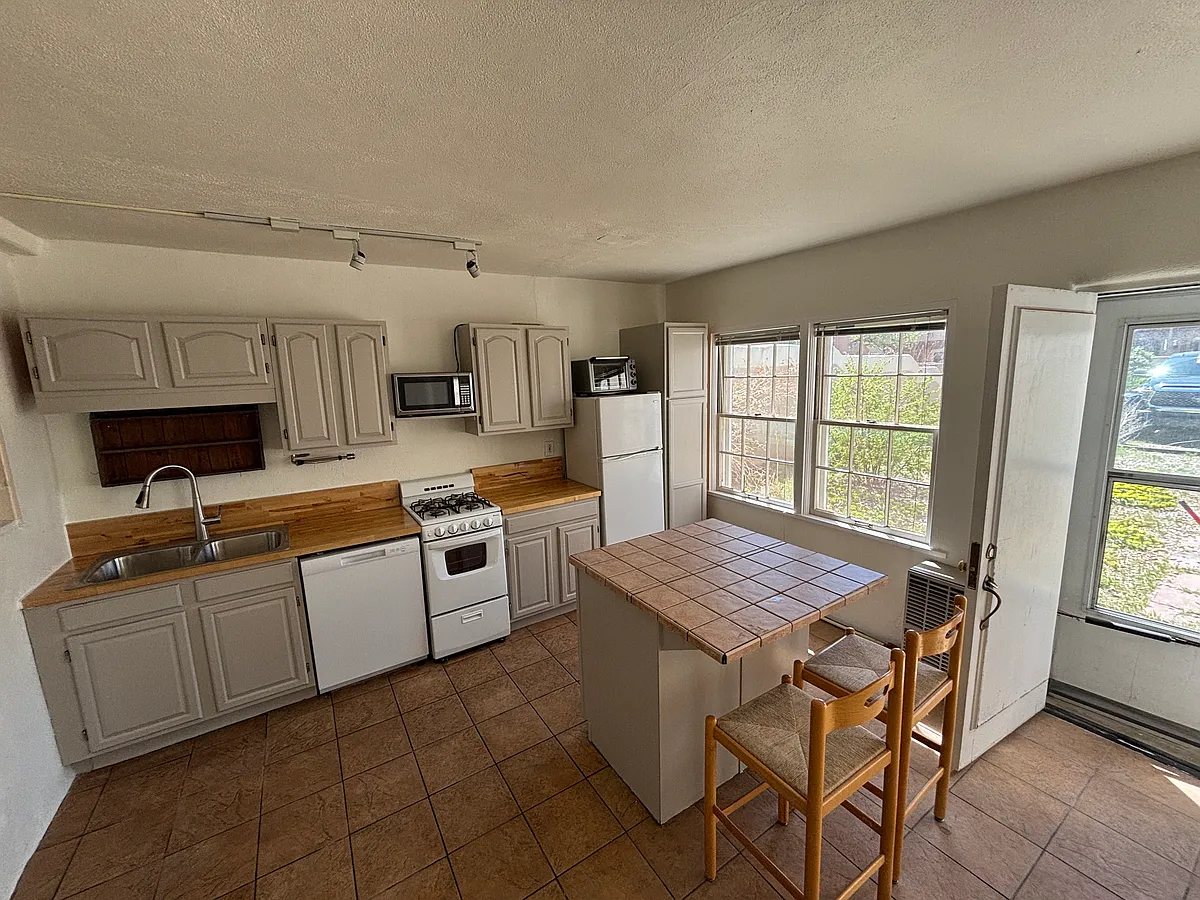 Building Photo - 735 Gregory Ln #735A