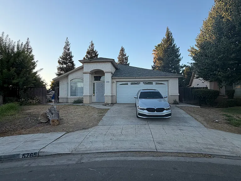 5765 N Ivanhoe Ave — Photo 1