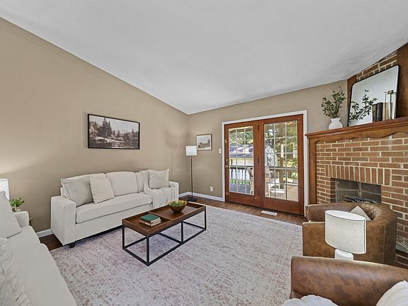 4th image of 236 Clayburne Blvd