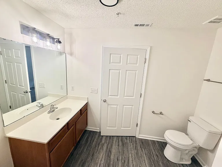 Lakeview Apartments — Photo 13