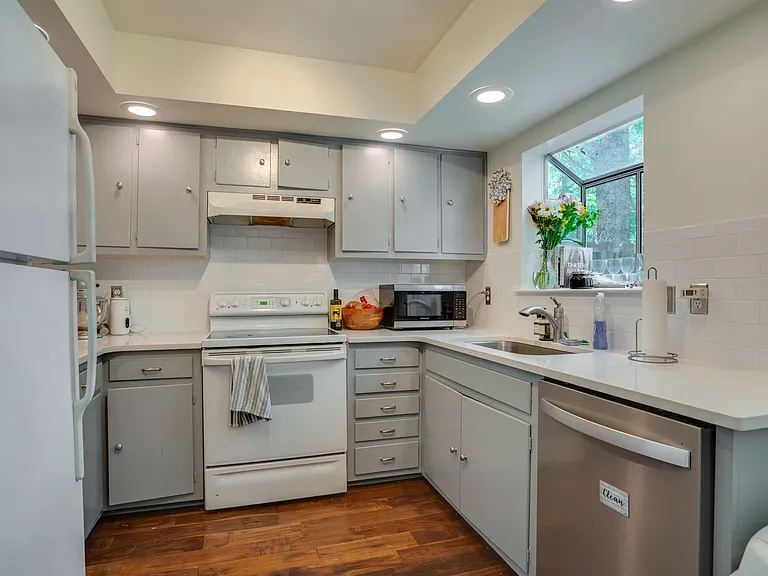 114 Brattlesboro Dr — Photo 15