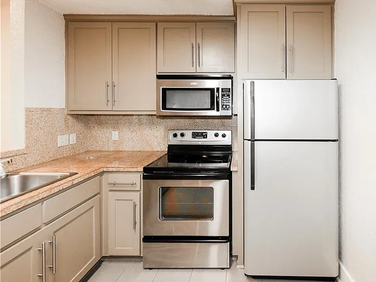 1302 Danbury Sq #A — Photo 17