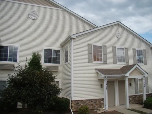 1425 Silverstone Dr, Carpentersville, IL 60110