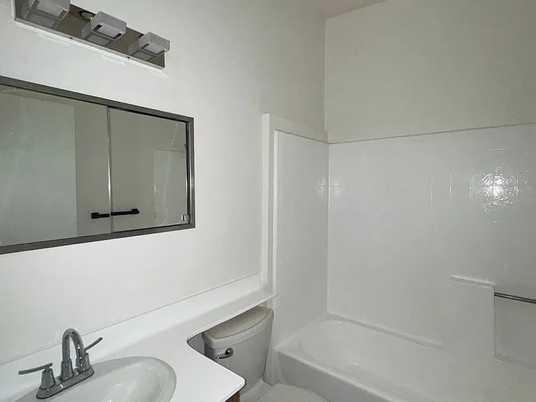 5250 Bellingham Ave — Photo 7