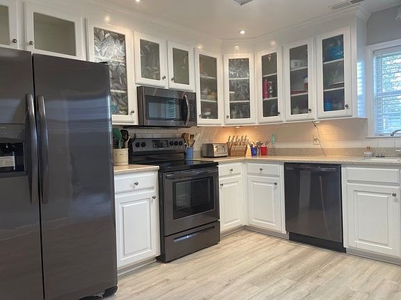 5th image of 3150 Oleander Dr