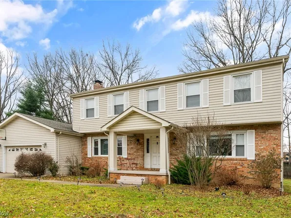 5221 Sampson Dr, Girard, OH 44420