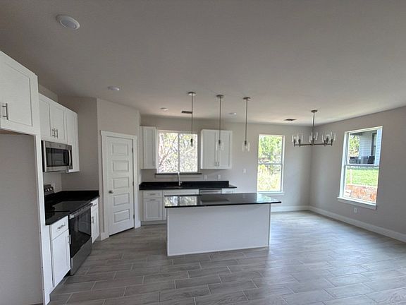 3rd image of 5621 San Jacinto Dr