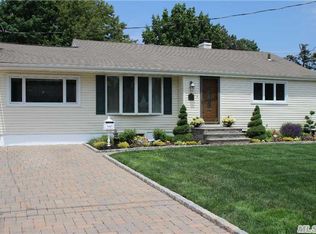 41 Hewes St, Brentwood, NY 11717