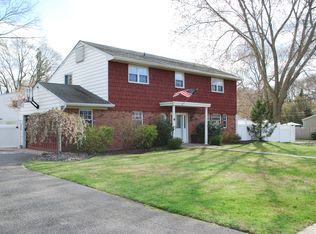 6 Ort Ct, Sayville, NY 11782
