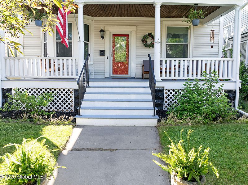 3rd image of 1068 Parkwood Boulevard