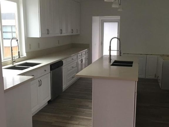 3rd image of 905 S Curson Ave