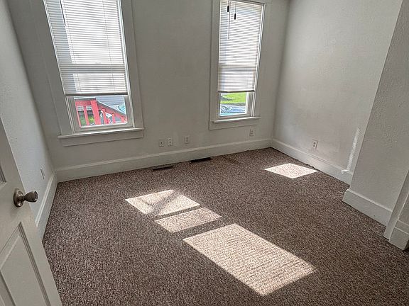 3rd image of 548 W Murray St