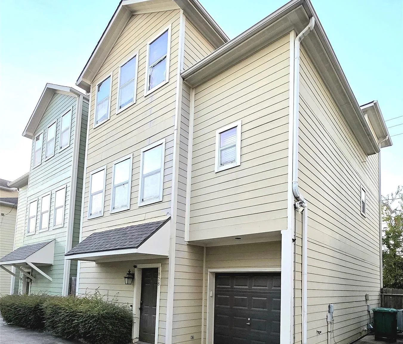 4 bed, 3.0 bath, 1990 sqft, $2,400 — Photo 2